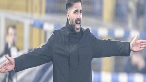 悉尼FC门将因禁区内手球被红牌驱逐出场